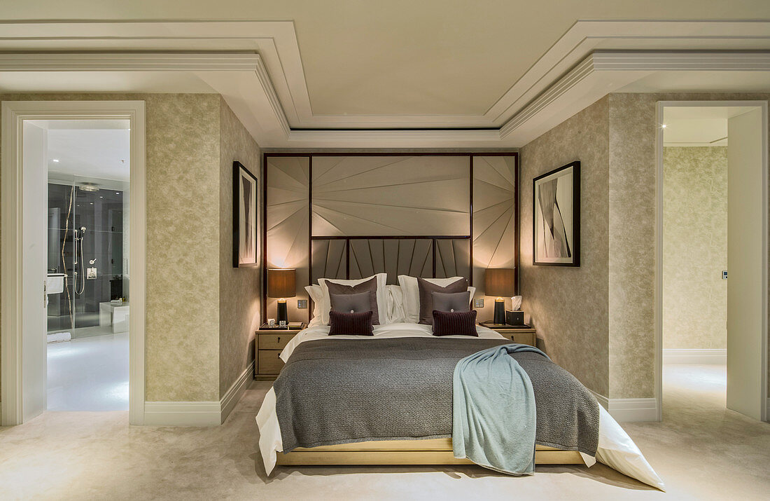 Doppelbett in elegantem Schlafzimmer, Ten Trinity Square London