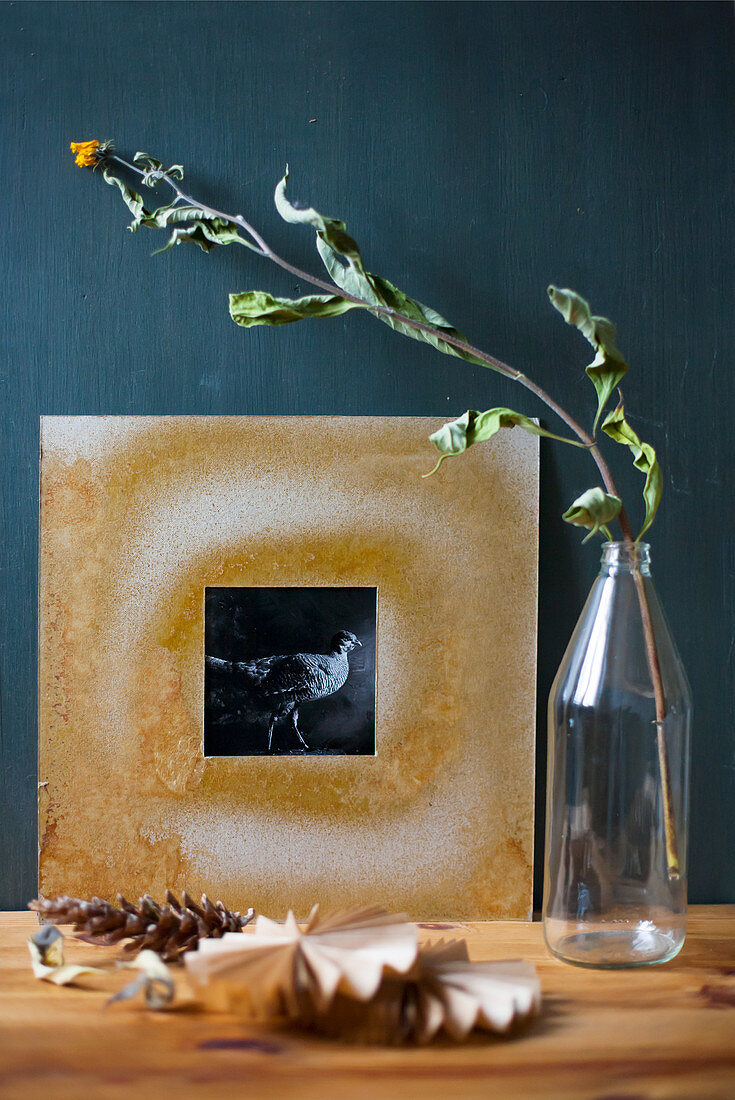 Schwarz-weißes Foto in DIY-Passepartout und Flasche mit Trockenblume