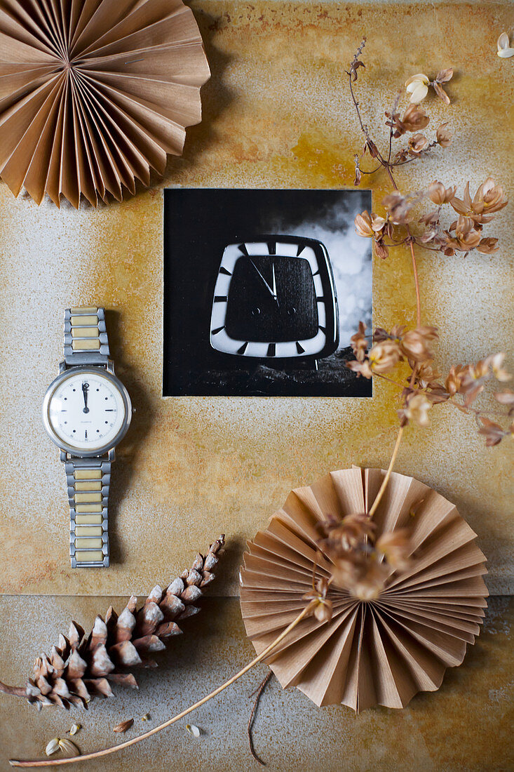 Schwarz-weißes Foto in DIY-Passepartout, Trockenblume, Armbanduhr, Zapfen und Papierrosetten