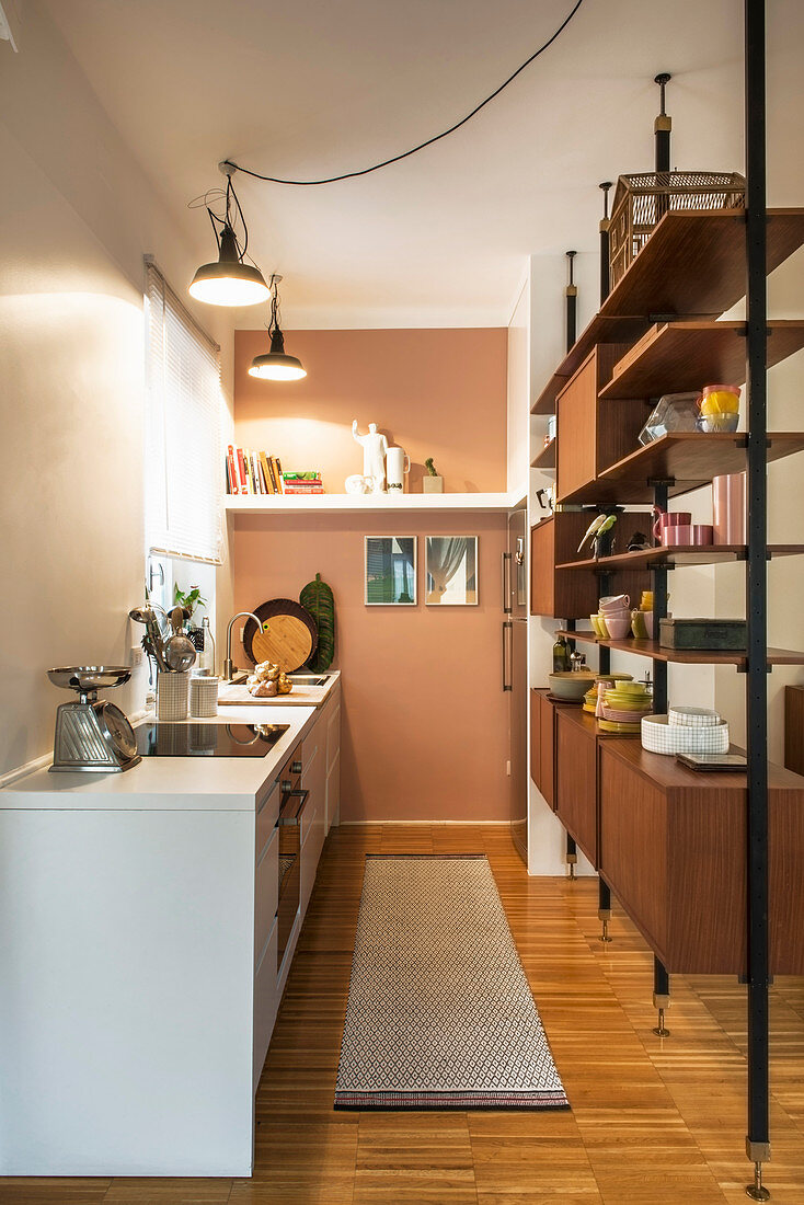 Schlichte Küchenzeile und Raumteilerregal