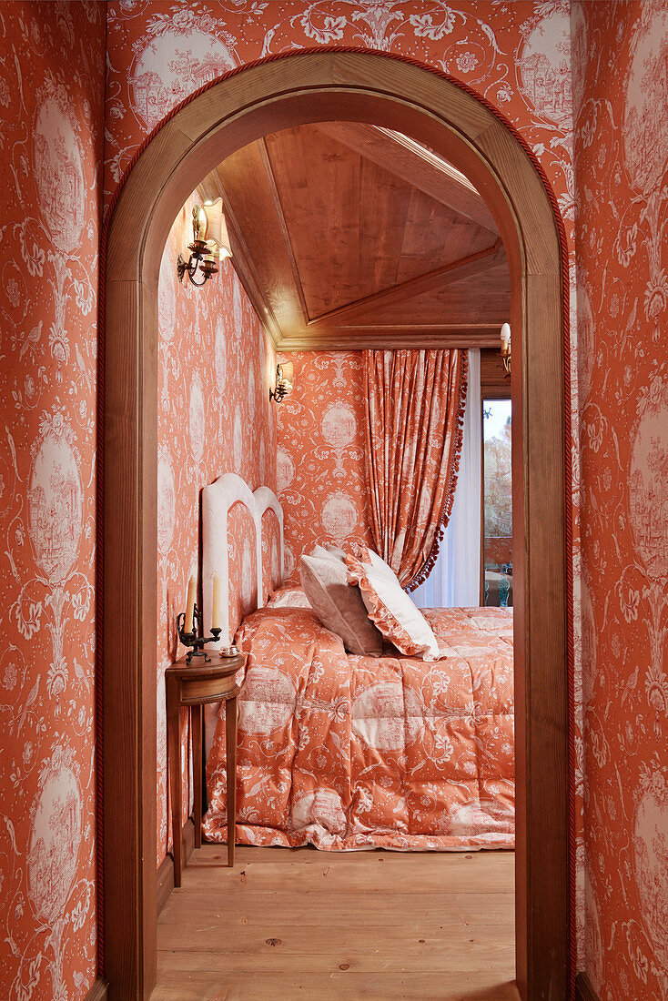 Pompöses Schlafzimmer mit einheitlichem Muster in Orange