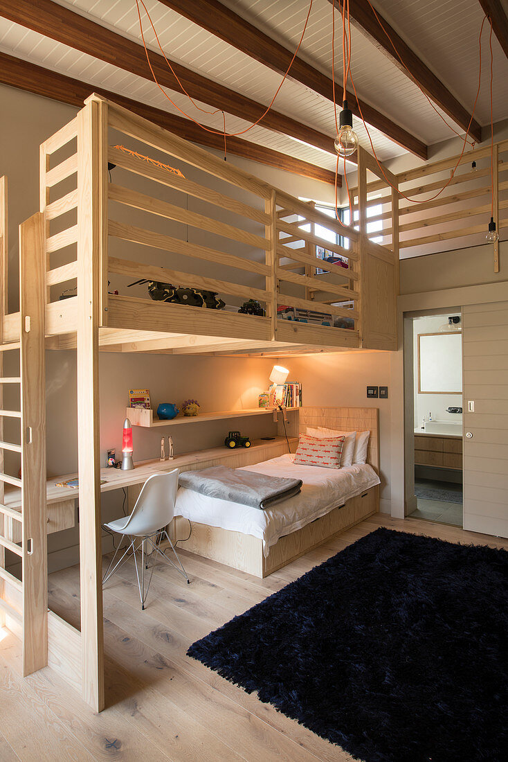Kinderzimmer mit Bett, Schreibtisch und Galeriebereich aus Holz