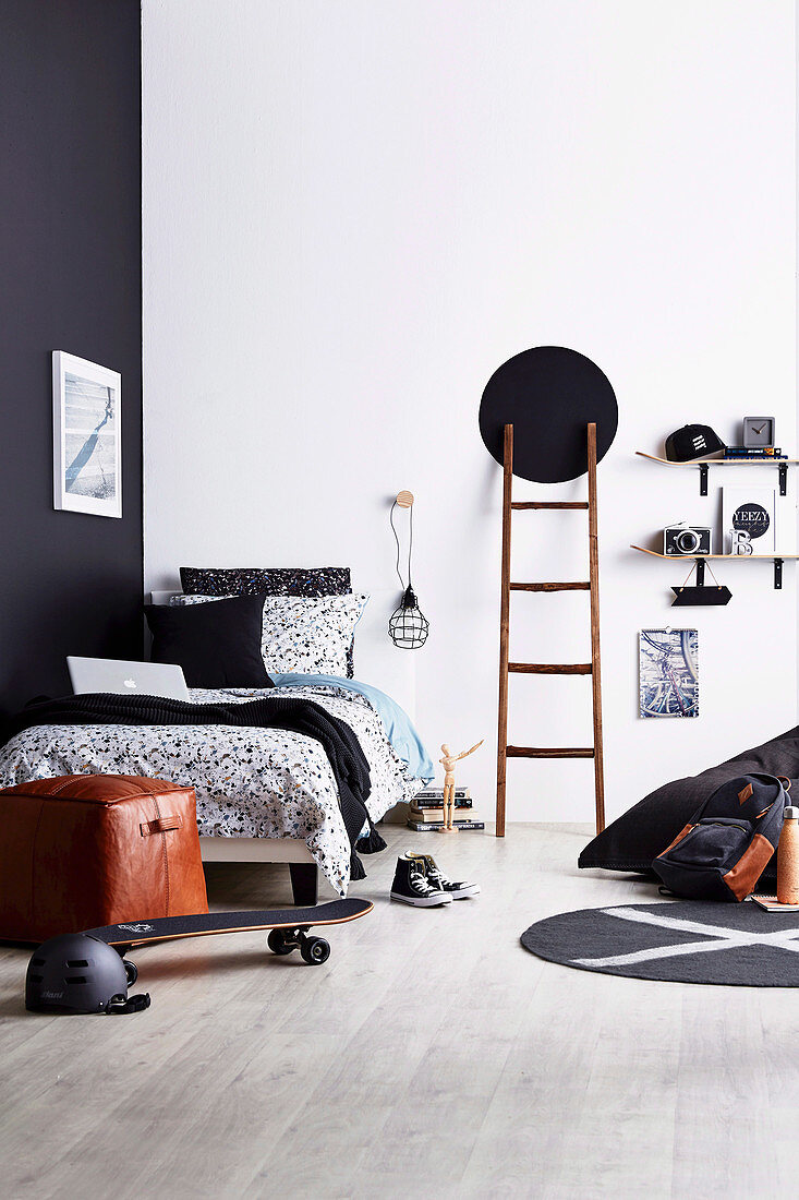 Schwarz-weißes Jugendzimmer mit Leiter und DIY-Regal aus Skateboards