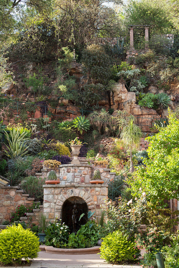 Mediterraner Garten mit bewachsenem Steinhang