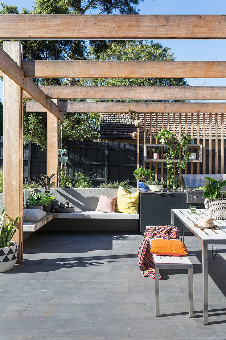 Moderne Terrasse mit Eckbank, Außenküche und Pergola