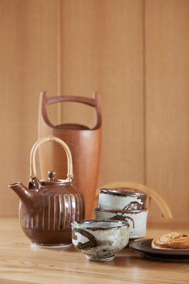 Becher und Teekanne aus Keramik im Retrostil