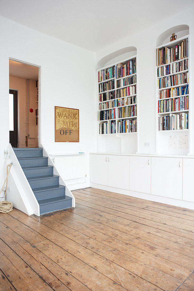Leerer Raum mit Einbauschränken und Bücherregalen in Wandnischen