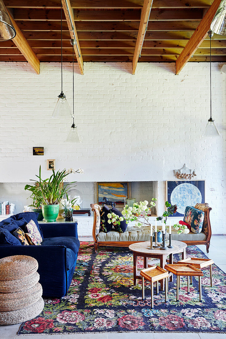 Vintagemöbel im Wohnzimmer mit floral gemustertem Teppich