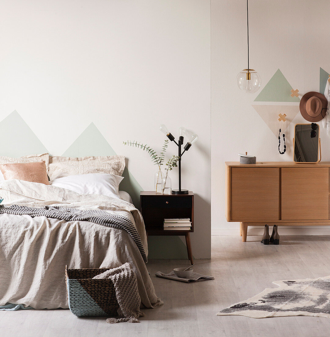 Pastellfarbenes Schlafzimmer mit Dreiecken an den Wänden