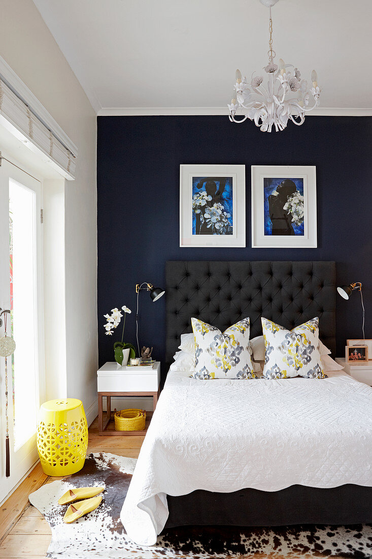Elegantes Schlafzimmer mit dunkelblauer Wand