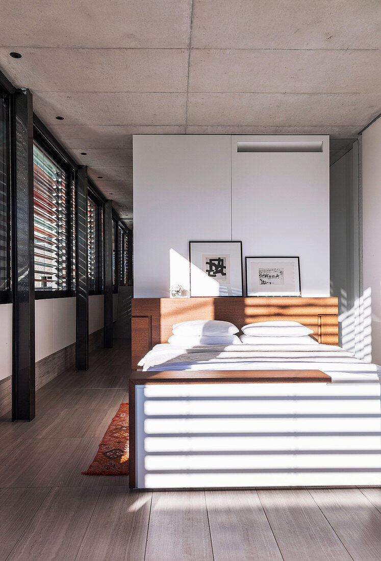 Doppelbett, Pop-up Fernseh-Lift am Fußende und ausziehbare Nachttische in offenem Schlafbereich