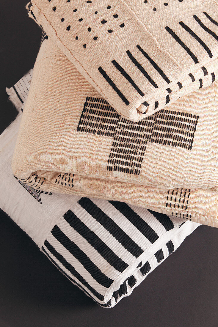 Gefaltete Decken mit grafischem Muster in Schwarz-Weiß