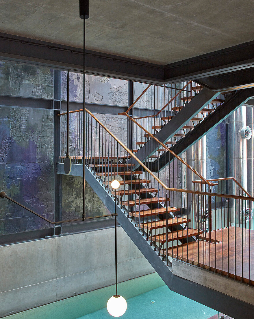 Offene Treppen aus Stahl und Holz an einer mehrfarbigen Wand