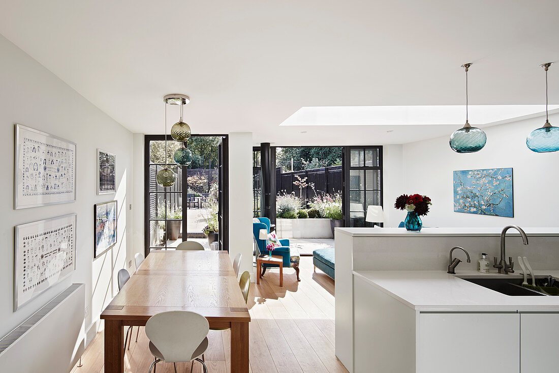 Bright open-plan interior with access to terrace