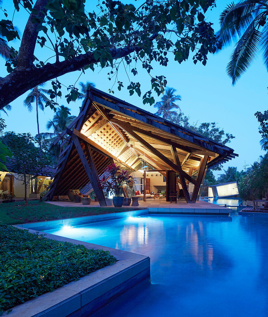 Modernes Architektenhaus im tropischen Stil mit Pool und Garten