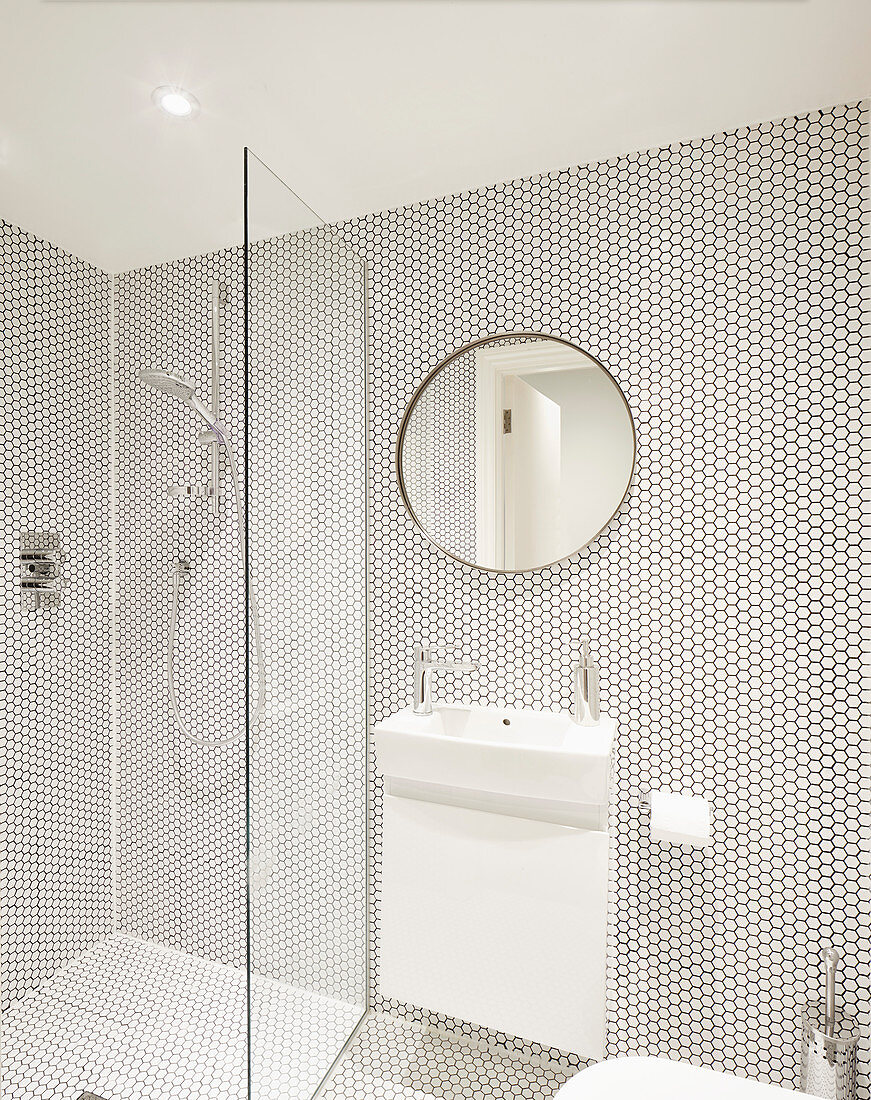 Badezimmer ganz in Weiß mit wabenförmigen Mosaikfliesen