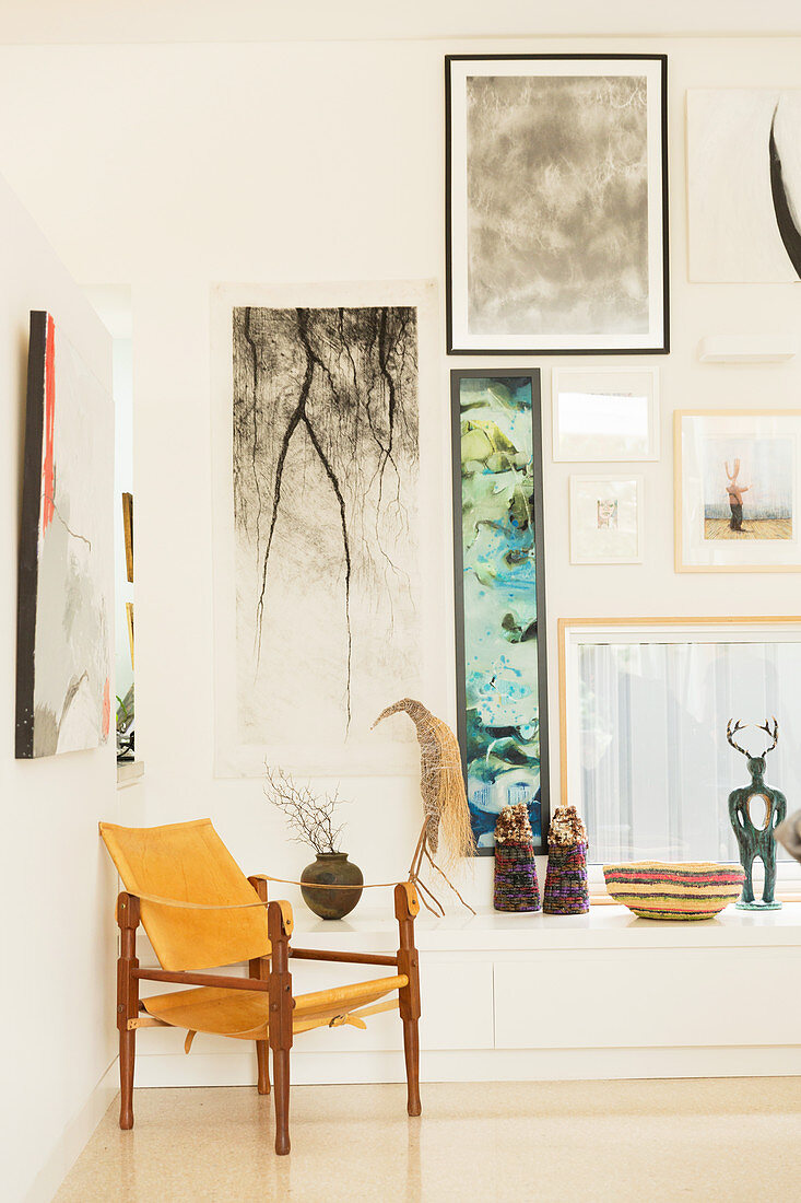 Safari Stuhl vor Bilderwand mit horizontalem Fenster im Wohnzimmer