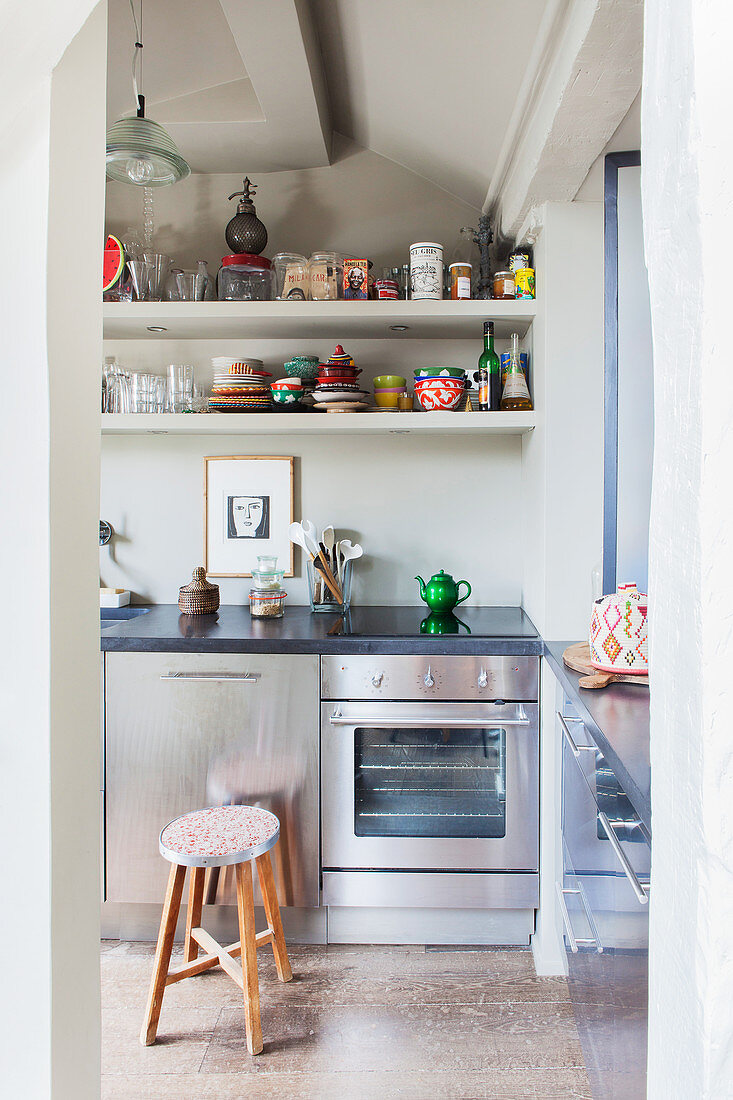 Blick in kleine Küche in Grau