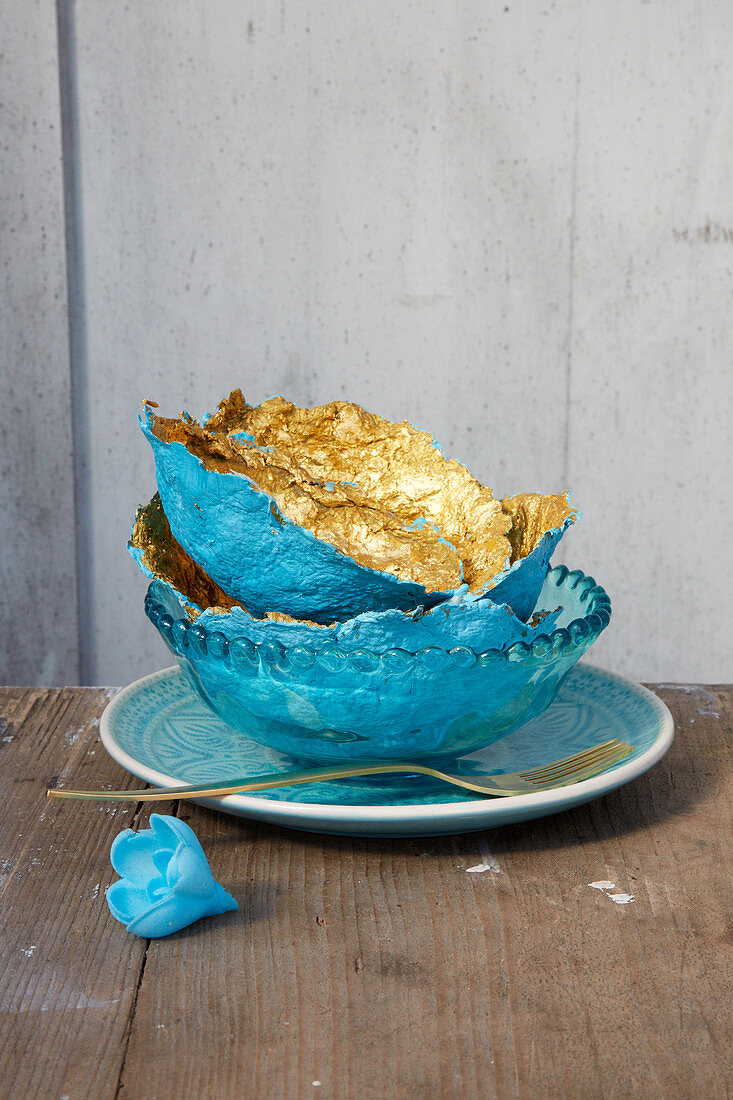 Selbstgebastelte Pappmache-Schalen in Blau und Gold