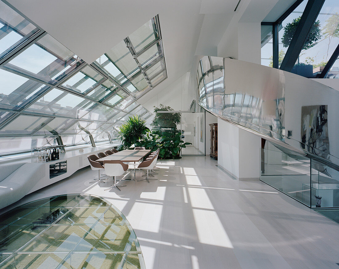 Offenes Esszimmer in einem futuristischen Architektenhaus