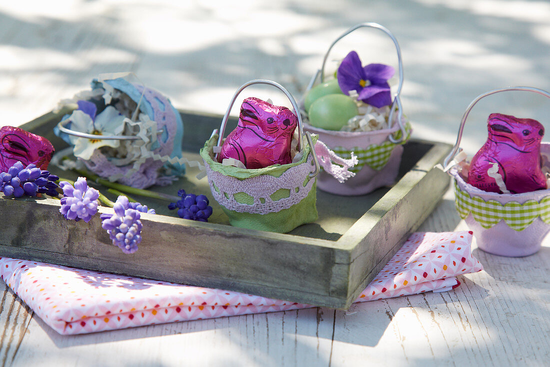 DIY-Osterkörbchen aus Eierschachteln mit Schokoladenhasen