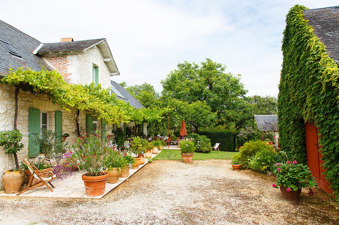 Französisches Landhaus aus Stein mit großer Terrasse und Garten