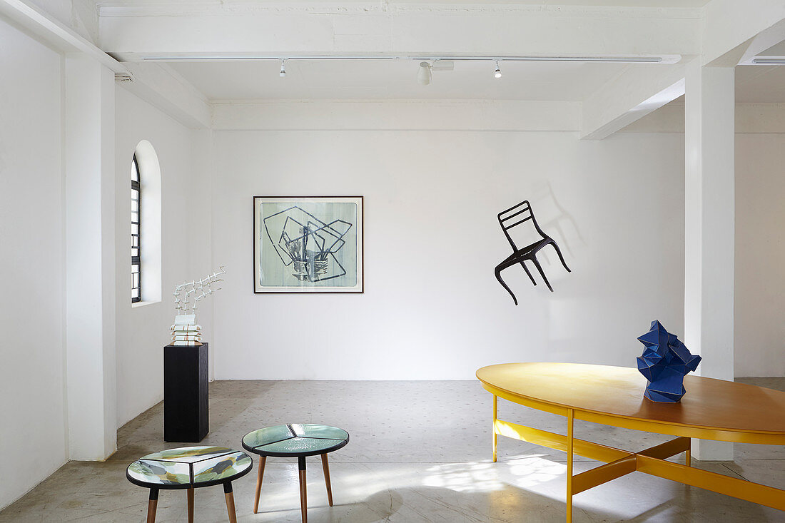 Wie in einer Galerie arrangierte Designermöbel und Kunstobjekte