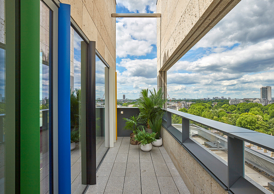 Moderner Balkon eines Architektenhauses mit bunter Fassade