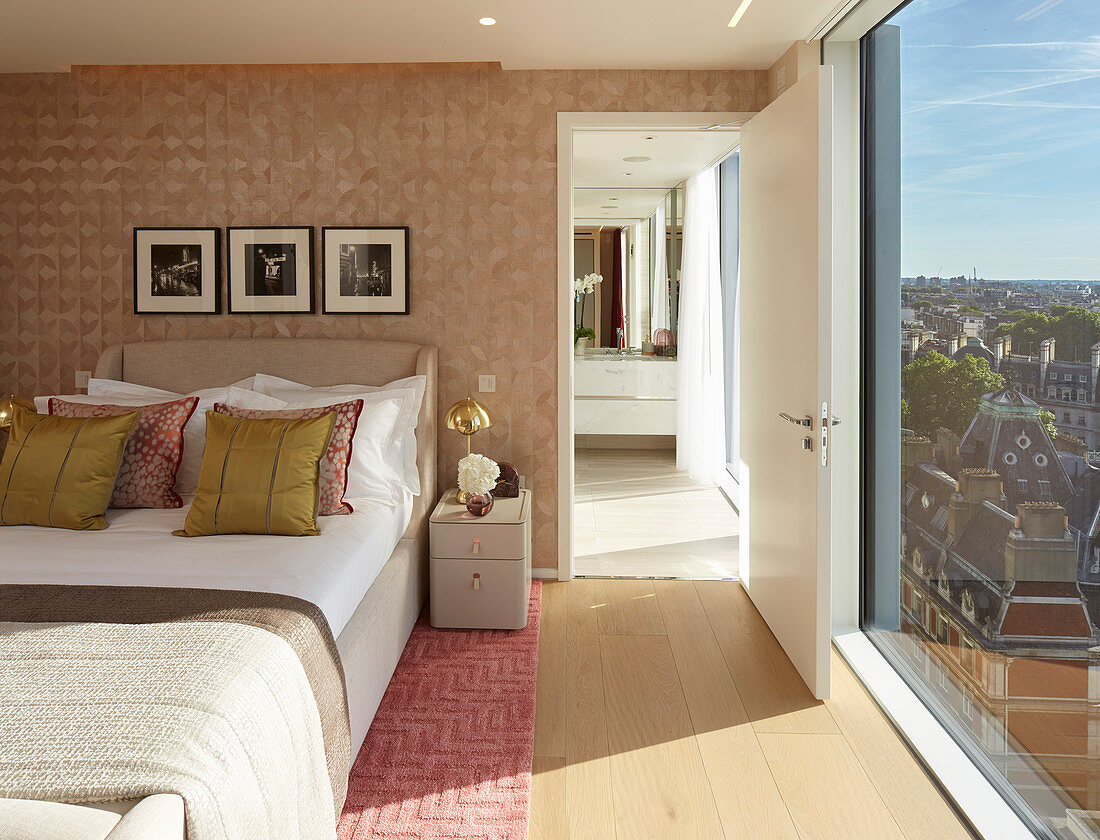 Schlafzimmer mit bodentiefem Fenster und Blick über London
