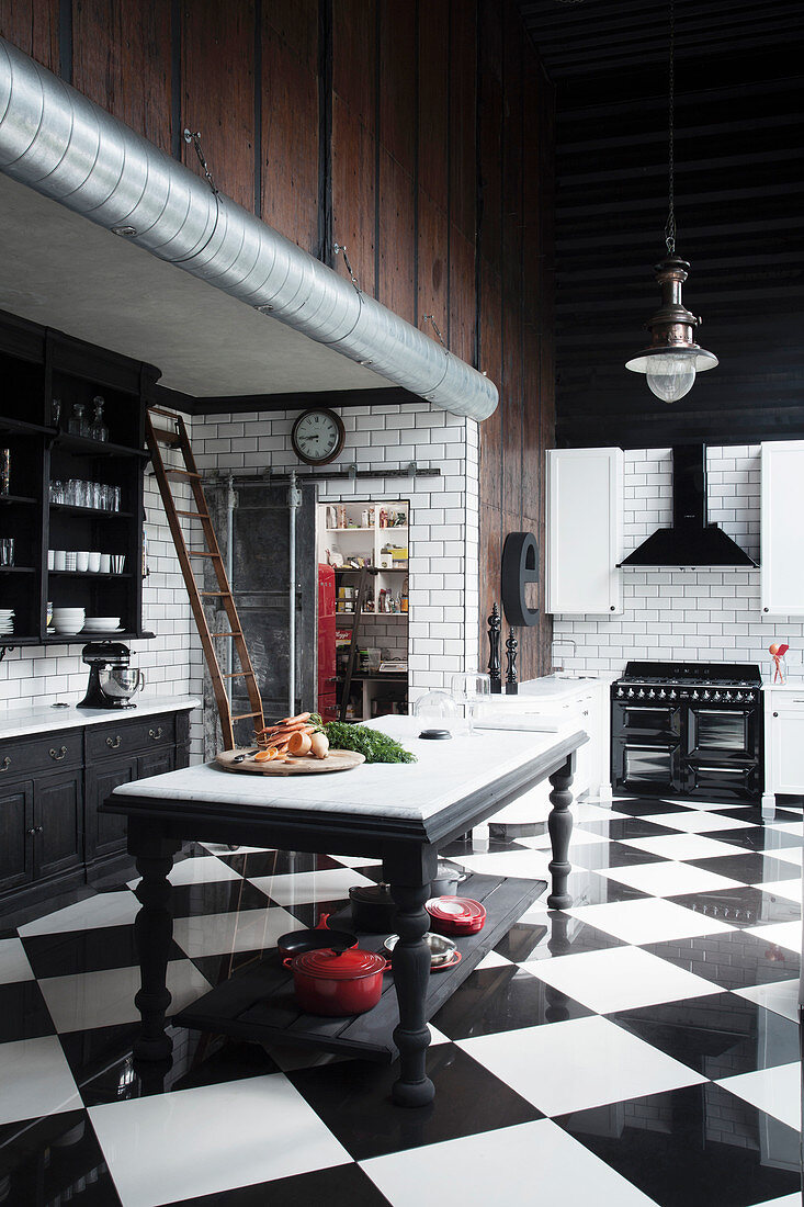Renovierte, schwarz-weiße Küche mit glänzenden Keramikfliesen
