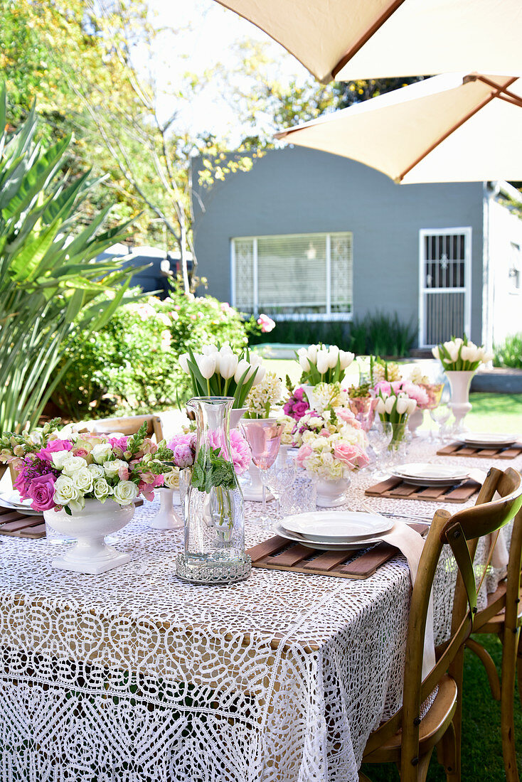 Gedeckter Tisch für eine sommerliche Gartenparty
