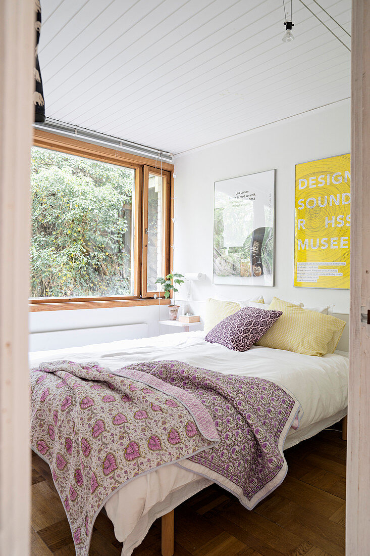 Blick ins kleine Schlafzimmer mit Postern über dem Bett