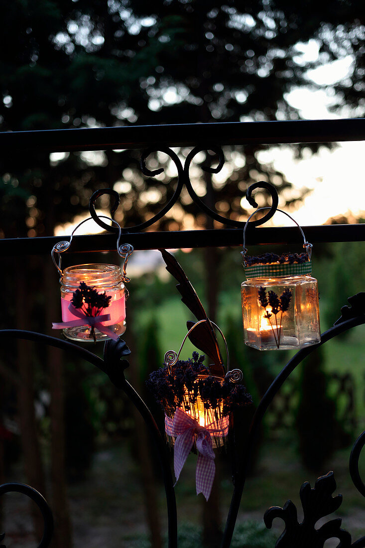 DIY-Windlichter mit Lavendelblüten am Zaun