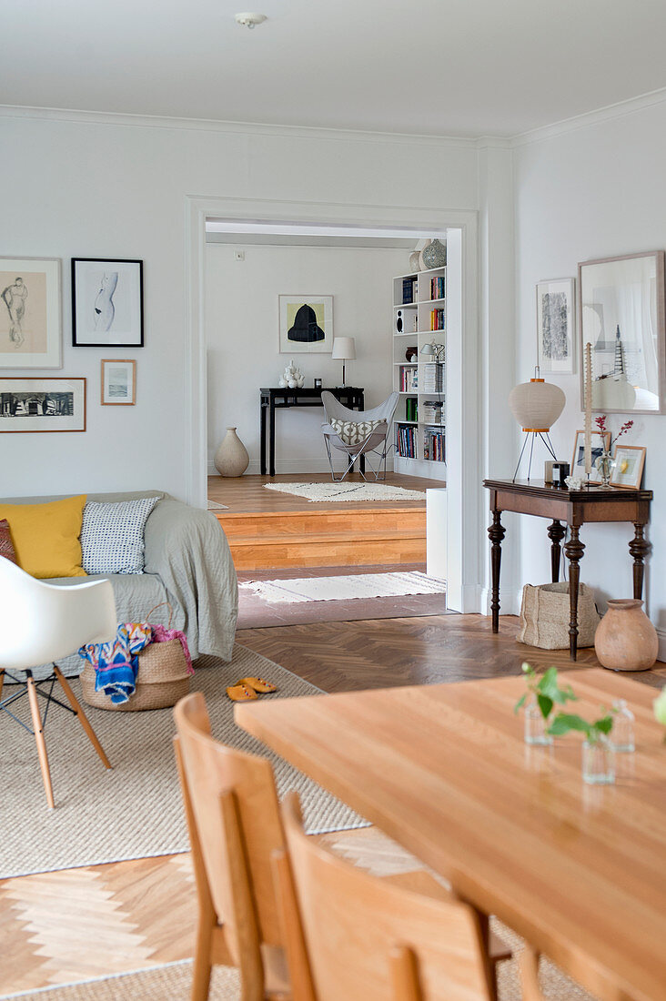 Offener Wohnraum auf zwei Ebenen mit Esstisch und Sofa