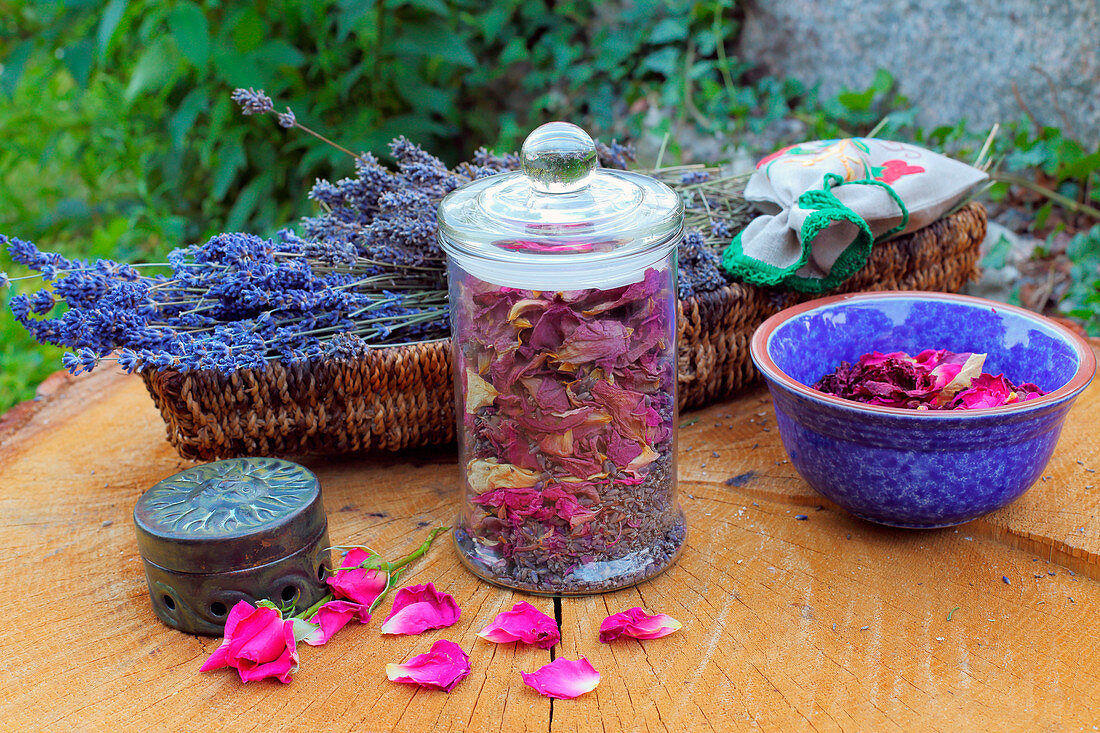 Potpurri aus Rosenblättern und Lavendelblüten im Glas