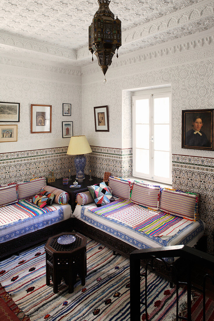 Gemütliche Sitzecke im Wohnzimmer mit tapezierter Wand
