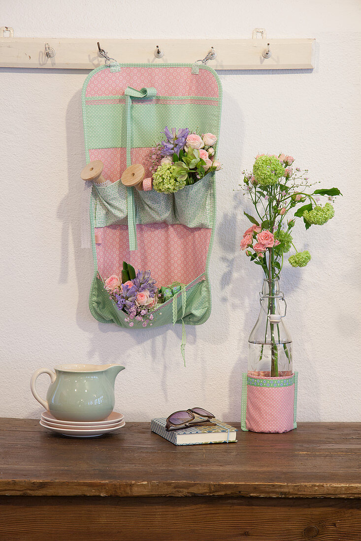 Utensilo aus mintgrünem und rosafarbenem Stoff mit Blumen