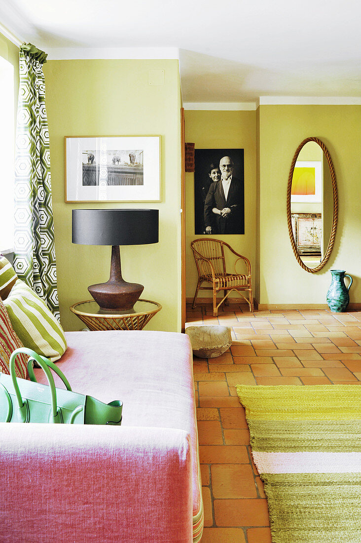 Rosafarbenes Sofa im grünen Wohnzimmer
