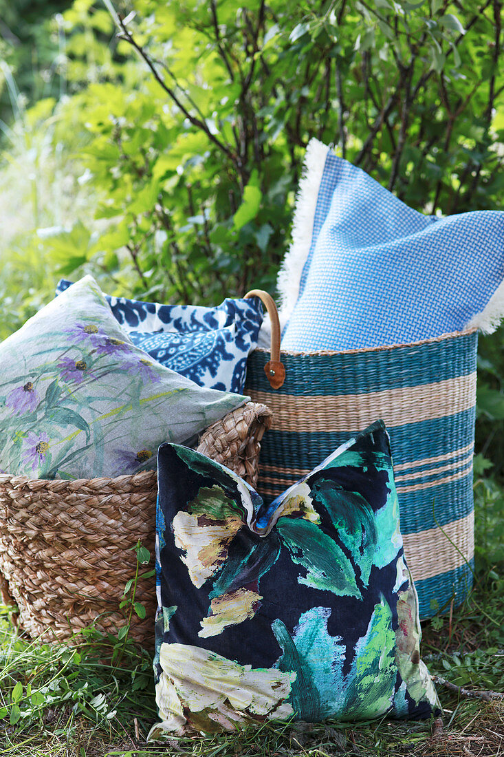 Korbtaschen mit Sitzkissen im Garten