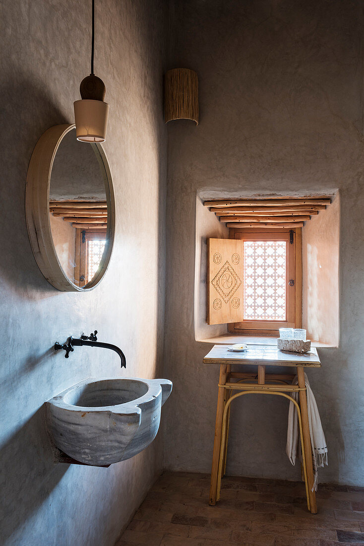 Rustikales Badezimmer mit Waschbecken aus altem Mörser