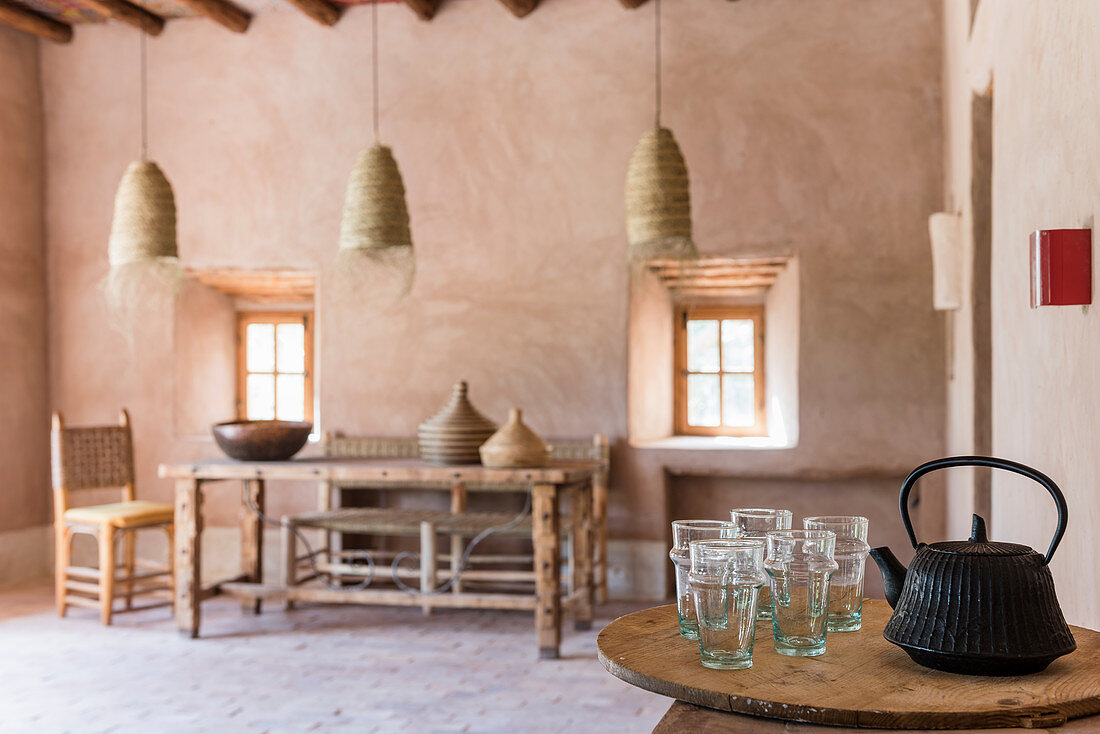 Teekanne und Gläser auf dem Tisch im marokkanischen Lehmhaus