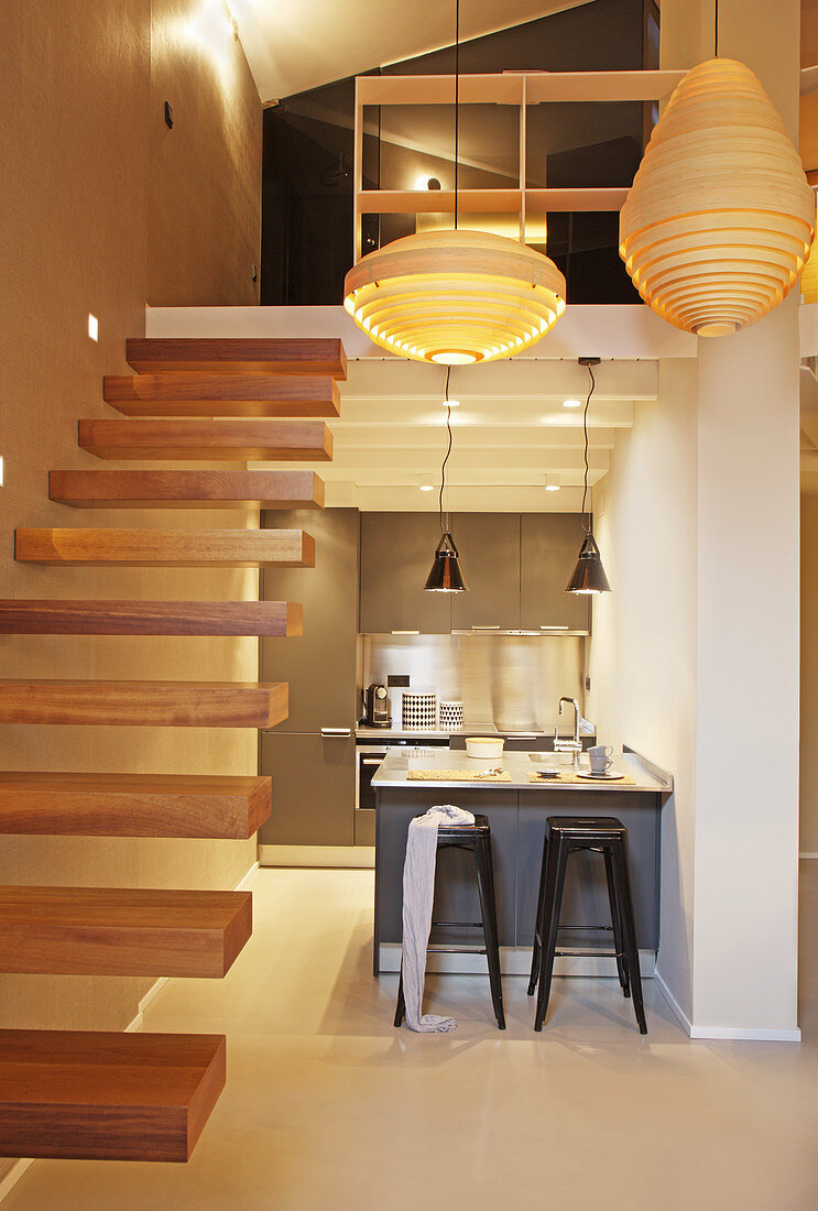 Kleine Küche unter der Zwischenebene und Treppe