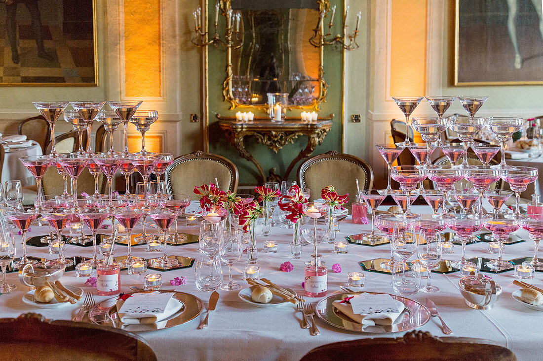 Festlich gedeckte Hochzeitstafel mit Turm aus Champagnergläsern