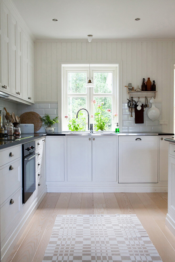 weiße Landhausküche mit Wandverkleidung