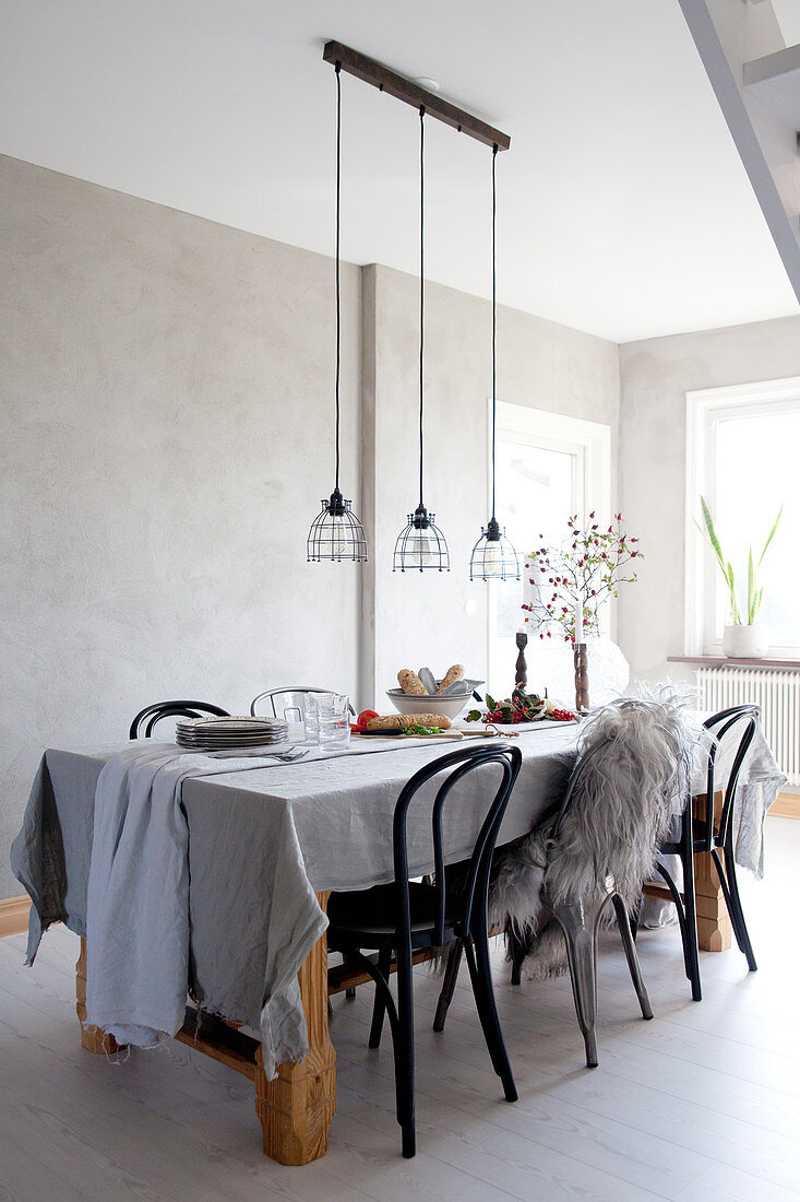 Gedeckter Tisch im winterlichen Esszimmer mit grauer Wand