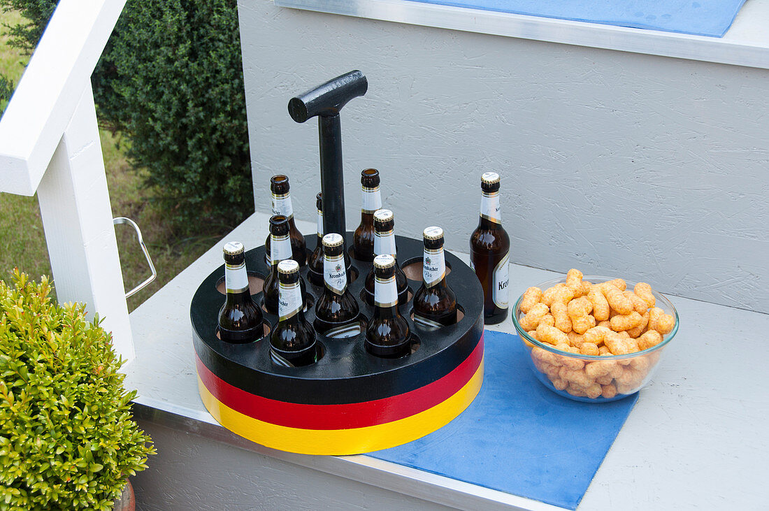 Flaschenträger in Deutschland-Farben für den Fußballabend
