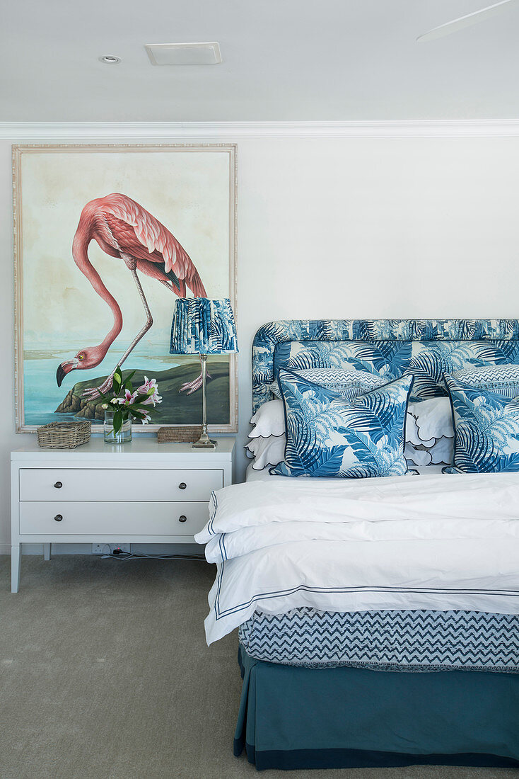 Flamingo-Bild im Schlafzimmer mit blau-weißem Dschungelmotiv