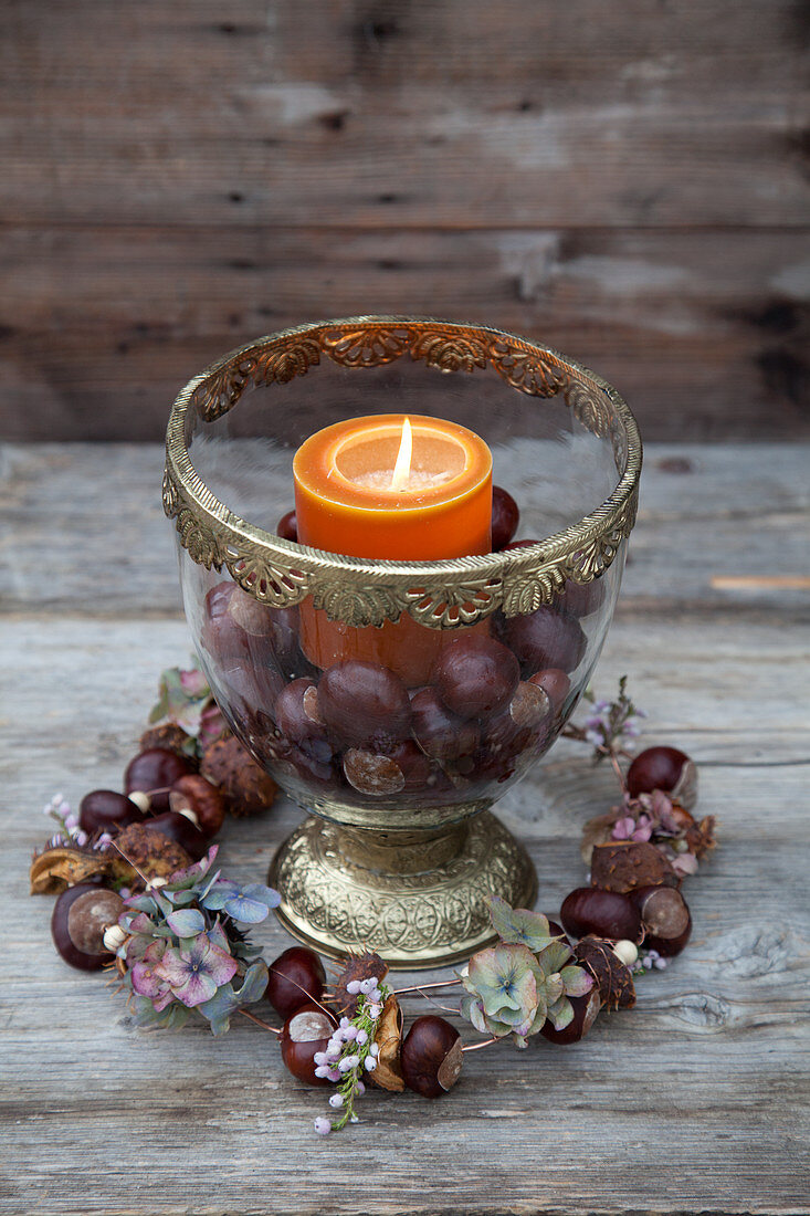 Pokal mit Kerze, Kastanien und DIY-Kranz aus Kastanien