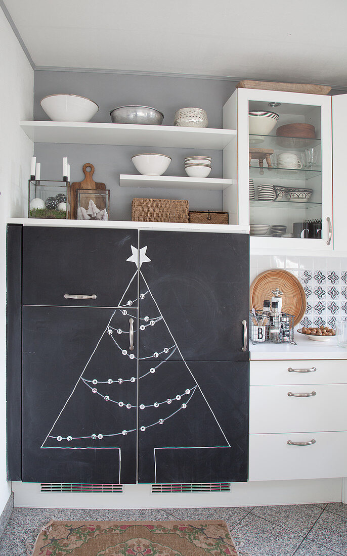Küchenfront mit Tafelfarbe und Weihnachtsbaummotiv