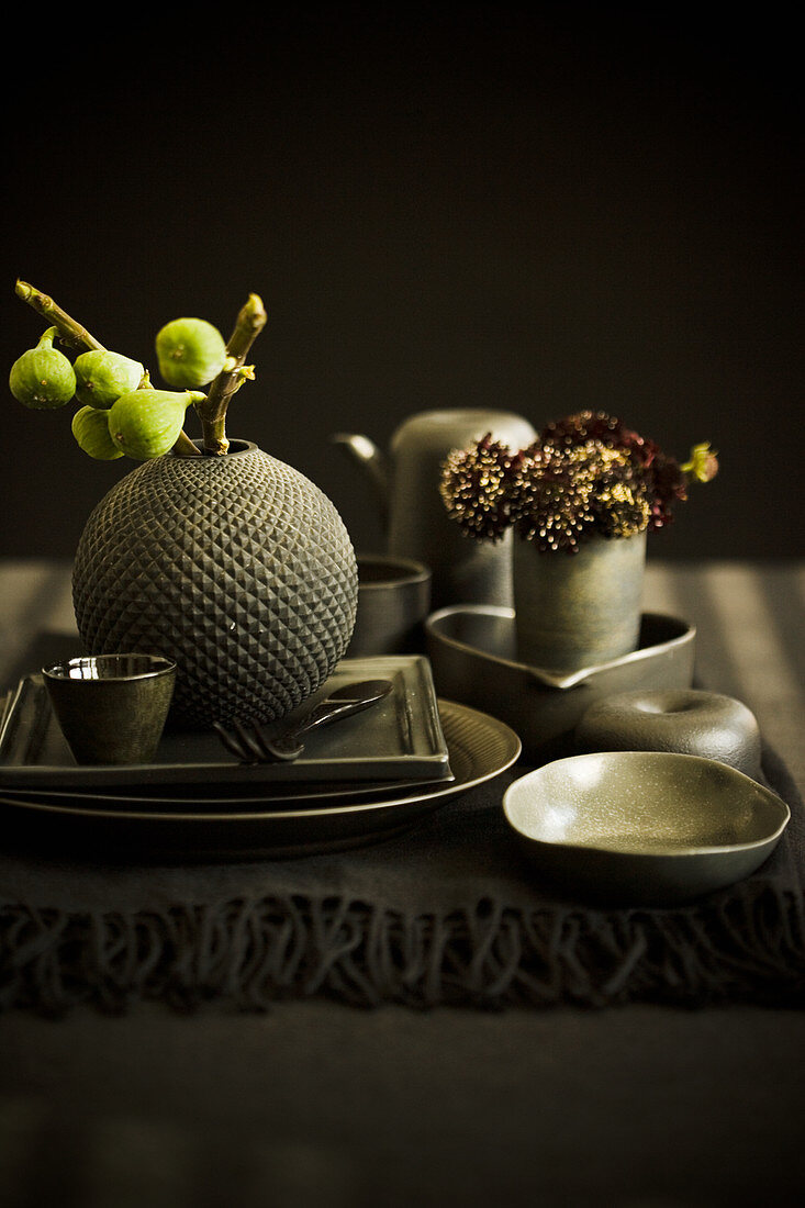 Herbstlich gedeckter Tisch mit grünen Feigen dekoriert
